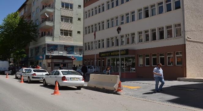 Emniyet Müdürlüğü Önüne Beton Bloklar Koyuldu