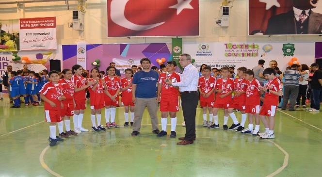 Beyazıt İlk Ve Ortaokulu Öğrencileri İzmir&#039;den Kupa İle Döndüler