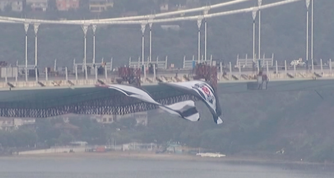 Beşiktaş bayrağı 3. köprüye asıldı