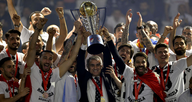 Ve kupa şampiyonun ellerinde!