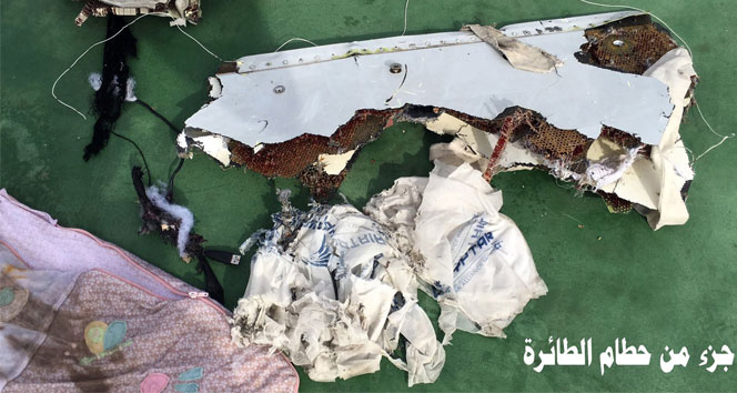Mısır ordusundan, kayıp uçağın enkaz fotoğrafları