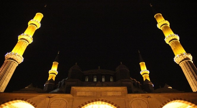 Selimiye Camii Berat Kandili&#039;nde Doldu Taştı