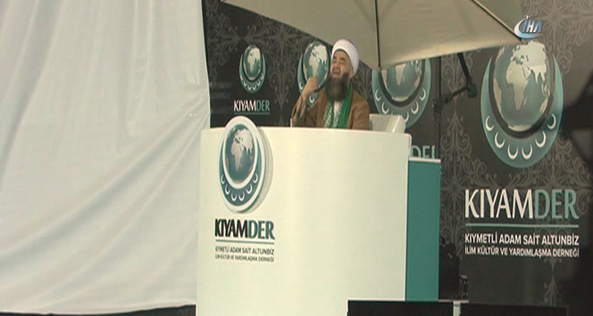 Yağışa rağmen Cübbeli Ahmet Hoca'nın sohbetini dinledi