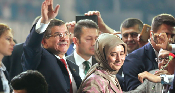 Davutoğlu istifa etti, Twitter&#039;dan ünvanlarını kaldırdı