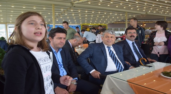 Küçük Kız Söyledi Vali Hayranlıkla Dinledi