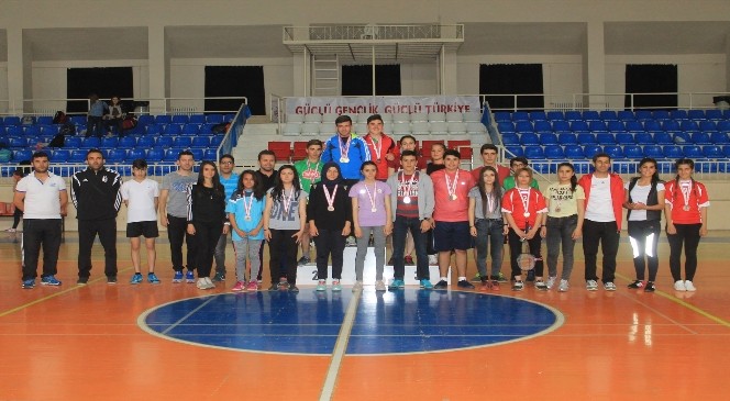 17 Yaş Altı Ferdi Badminton Müsabakaları Sona Erdi