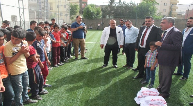 Cizre&#039;de 100 Çocuğa Spor Kıyafeti Dağıtıldı