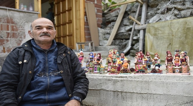 Boş Zamanlarını Oyuncak Bebek Yaparak Geçiriyor