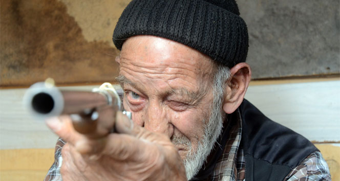 86 yaşındaki Ramazan dedenin silah yapma tutkusu