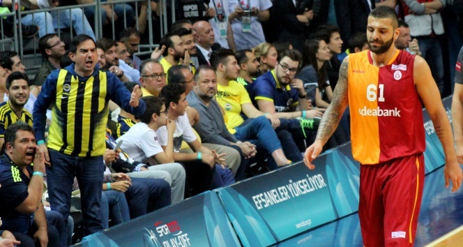 Galatasaraylı basketçiden Fenerbahçe&#039;ye sert gönderme