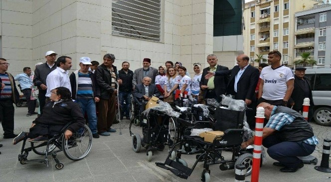 Engellilere Tekerlekli Sandalye Ve Akülü Araba