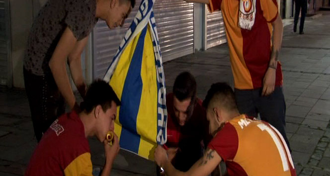 Şampiyonluğun ardından taraftarlar Fenerbahçe bayrağını yaktılar