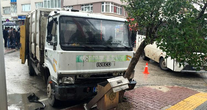 Freni boşalan çöp kamyonu ağaca çarparak durabildi