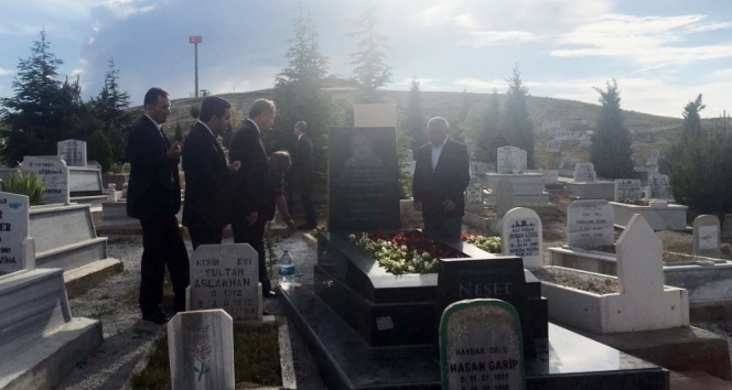 Erdoğan, Neşet Ertaş’ın mezarını ziyaret etti