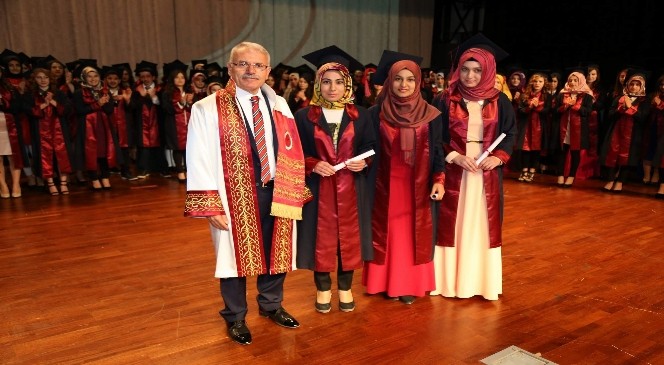 BÜ Sağlık Hizmetleri Ve Akdağmadeni Meslek Yüksekokullarında Mezuniyet Sevinci