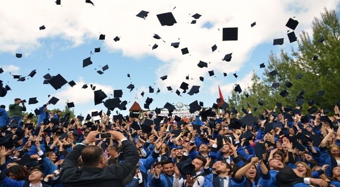 Gediz'de Mezuniyet Coşkusu