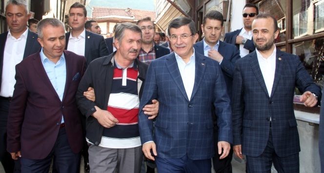Eski Başbakan Davutoğlu&#039;na sevgi seli