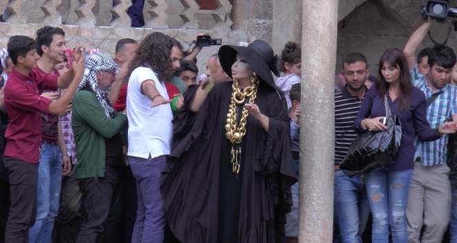 Bülent Ersoy Balıklıgöl’de dua etti