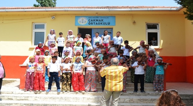 Yöresel Kıyafetleriyle Keman Konseri Veren Köylü Çocuklara İlgi Yoğun Oldu