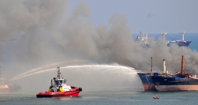 Mersin&#039;de yük gemisinde yangın
