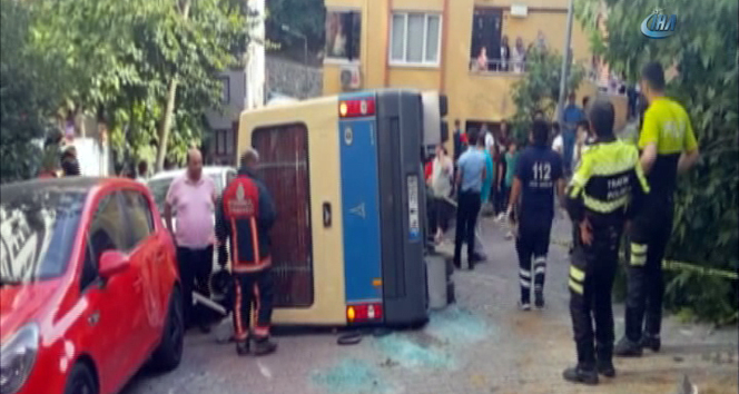 Kağıthane&#039;de yolcu minibüsü devrildi: 10 yaralı