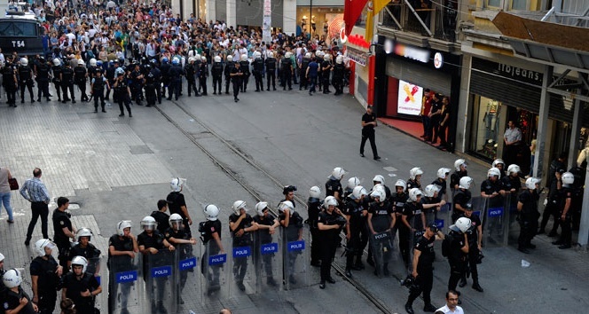 İstiklal Caddesi&#039;nde &#039;Gezi&#039; arbedesi! 1 polis yaralandı