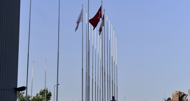 Abdi İpekçi’de Fener bayrağı asılmadı
