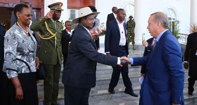 Cumhurbaşkanı Erdoğan, Uganda’da top atışlarıyla karşılandı