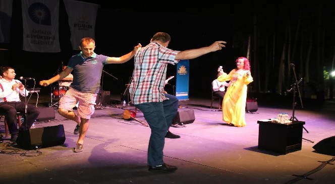 Konyaaltı Açıkhava'da Teke Yöresı Rüzgarı Estı