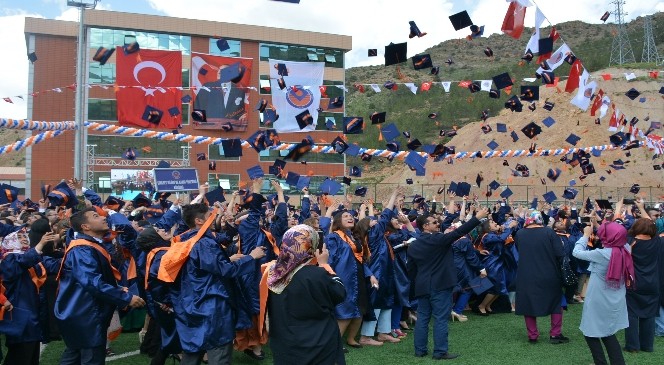 Gümüşhane Üniversitesi'nde Mezuniyet Coşkusu