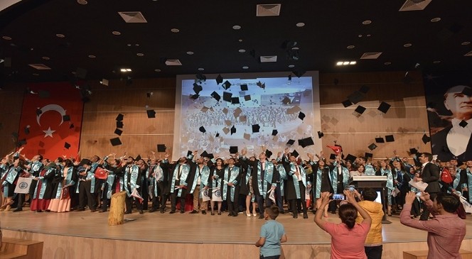 Kmü Sosyal Bilimler Meslek Yüksekokulu'nda Mezuniyet Sevinci