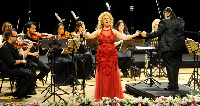 Ünlü Soprano Karin Bozkurt bu kez lösemili çocuklar için sahnede