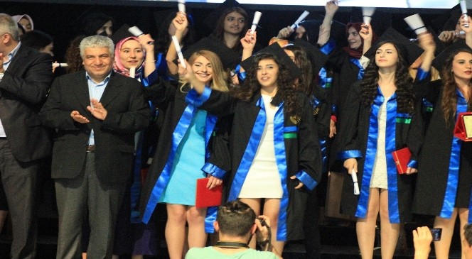 Aibü İktisadi Ve İdari Bilimler Fakültesi'nde Mezuniyet Töreni