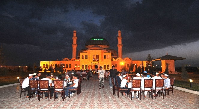 Diyanet Vakfı Kazakistan'da İftarda İyilik Sofrası Kurdu