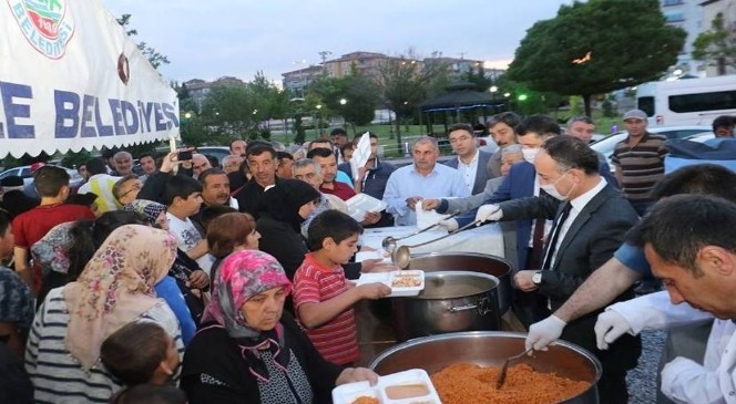 Kırıkkale&#039;de Vali Ve Belediye Başkanı Yemek Dağıttı