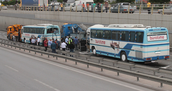 İki servis otobüsü ile minibüs birbirine girdi: 36 yaralı