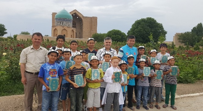 Hoca Ahmet Yesevi'nin Torunlarına Tdv'den Kazakça Mealli Kuran'ı Kerim