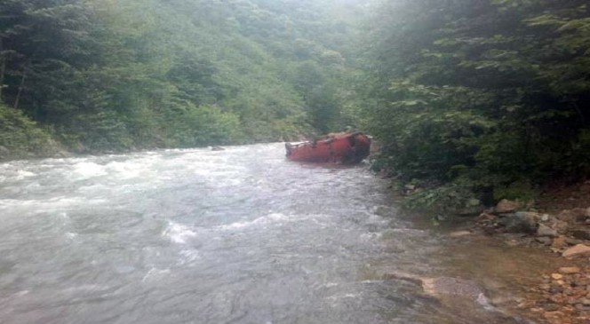 Minibüs Dereye Yuvarladı: 1 Ölü 4 Yaralı