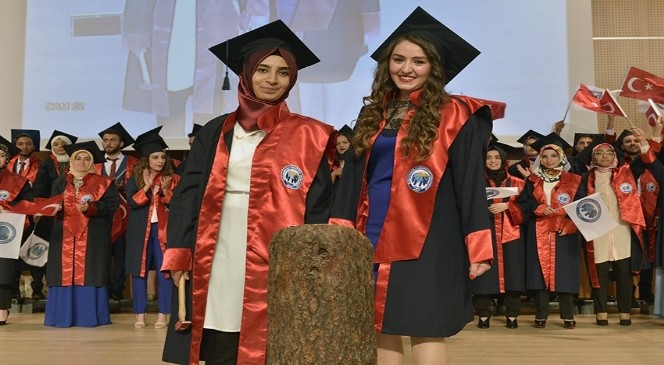 Kmü'de Hemşireler Kep Attı