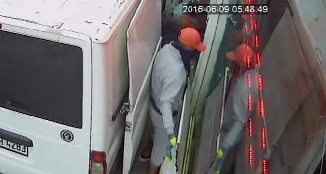 Peçeli kumaş hırsızları güvenlik kamerasında