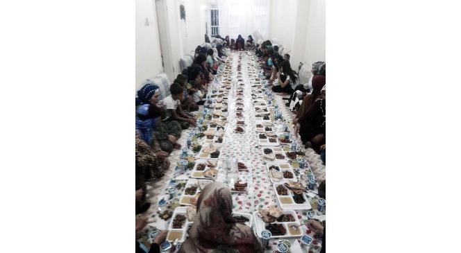 Fakir Yetimler İçin En Zengin İftar Sofrası