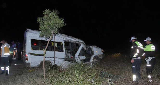 Minibüs, aydınlatma direğine çarptı: 2 ölü