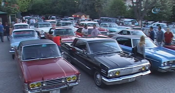'Hababam Sınıfı' 41'inci yıldönümünde klasik otomobillerden izlendi