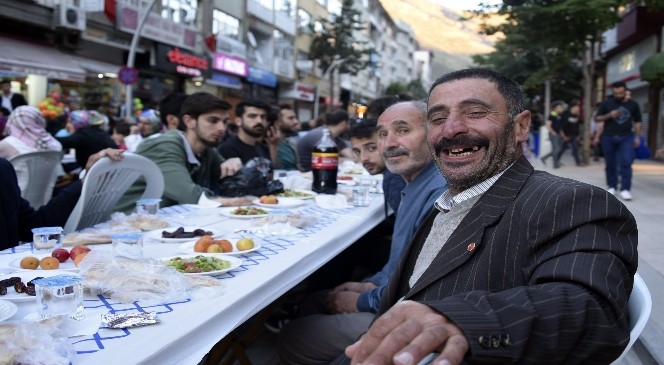 Gümüşhane'de 4 Bin Kişi Aynı İftar Sofrasını Paylaştı