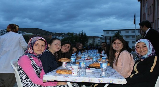 Gazi Anadolu Lisesi Öğrencileri İftarda Buluştu