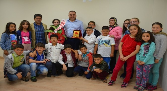 Çocuklar Görele Belediye Başkanı Erener'i Ödüllendirdi