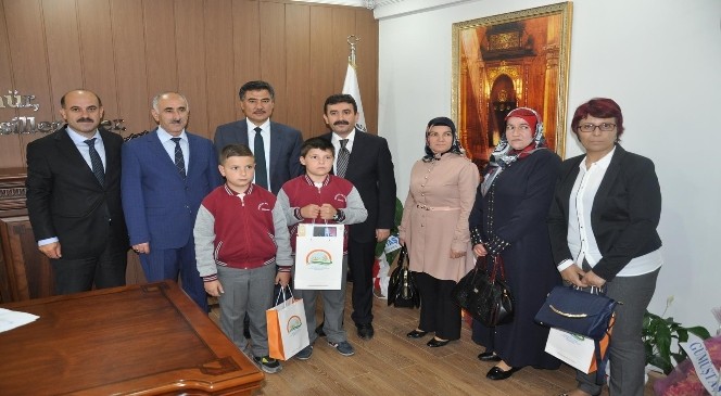 Gümüşhane'de 2. Ulusal Çocuk Resim Yarışmasında Dereceye Girenlere Ödülleri Verildi