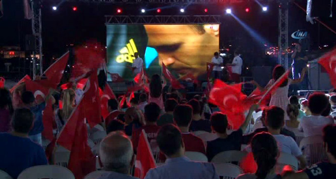 Beyoğlu&#039;nda dev ekranda milli maç heyecanı