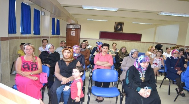Şehit Hamdibey İlkokulu&#039;nda karneler annelere verildi