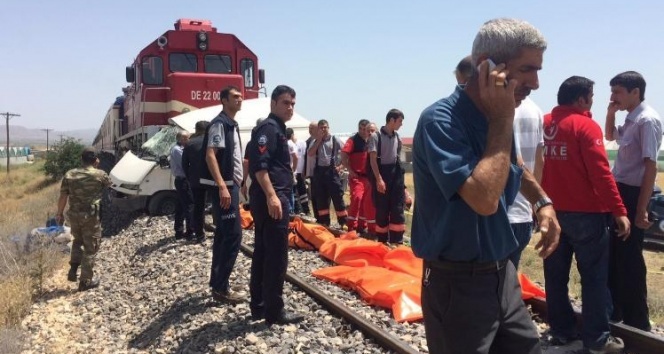 Elazığ&#039;da tren minibüse çarptı: 9 ölü